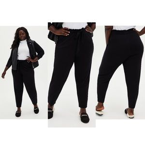 Black drawstring stretch ankle crop pants.